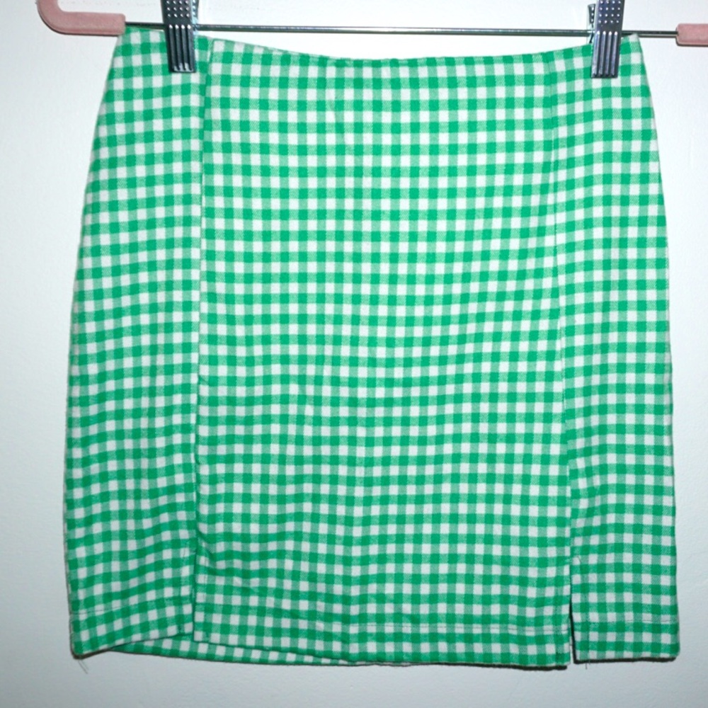 Love on a Hanger Green and White Gingham Skirt. Size 3.